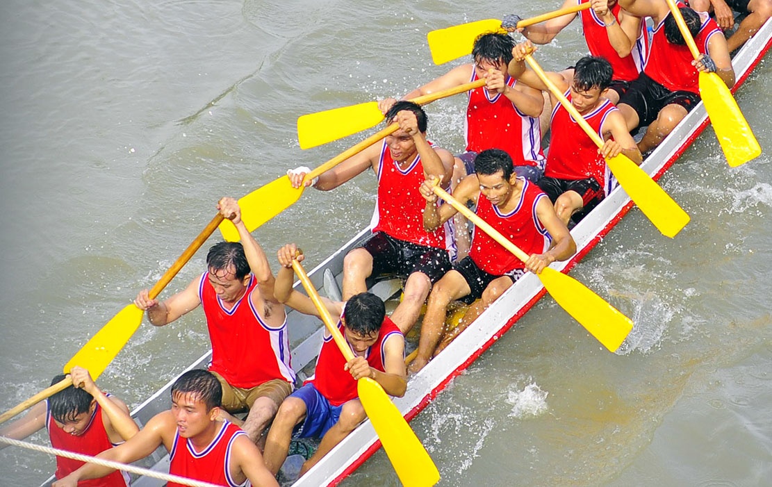 Lao xuong song bat vit sau cuoc dua thuyen hinh anh