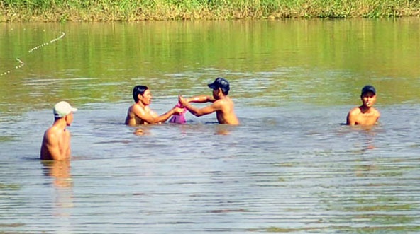 Vao ho nhiem dioxin cao nhat nuoc bat ca dem ban hinh anh