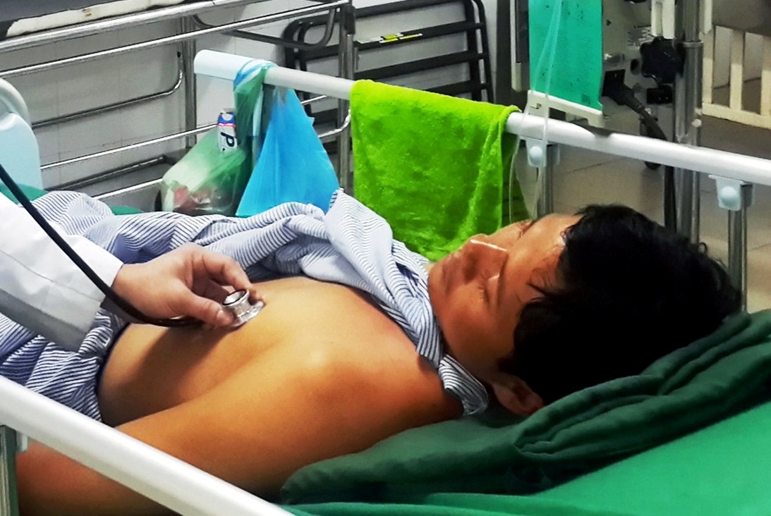 Bi ngo doc nang khi nho thay lang dap thuoc chua ran can hinh anh