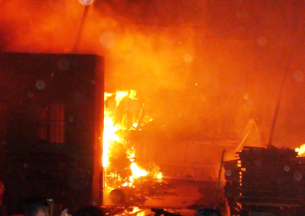 Cong ty go chay du doi nhieu gio trong dem hinh anh