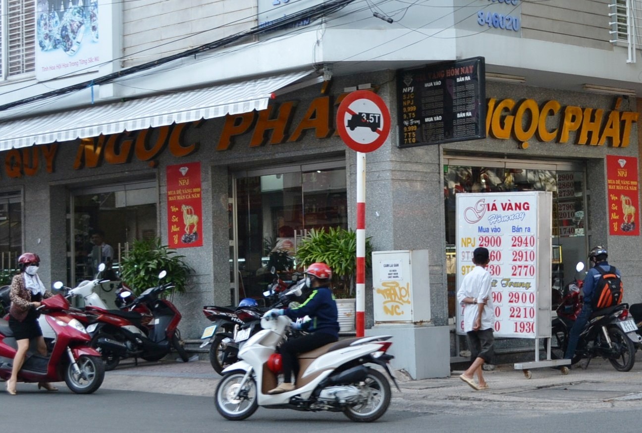 Hai nguoi Trung Quoc nghi ban gan 60 kg vang gia hinh anh