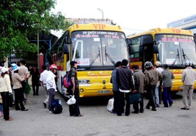 Cong nhan ngheo duoc mien phi ve xe, an uong ve Tet hinh anh