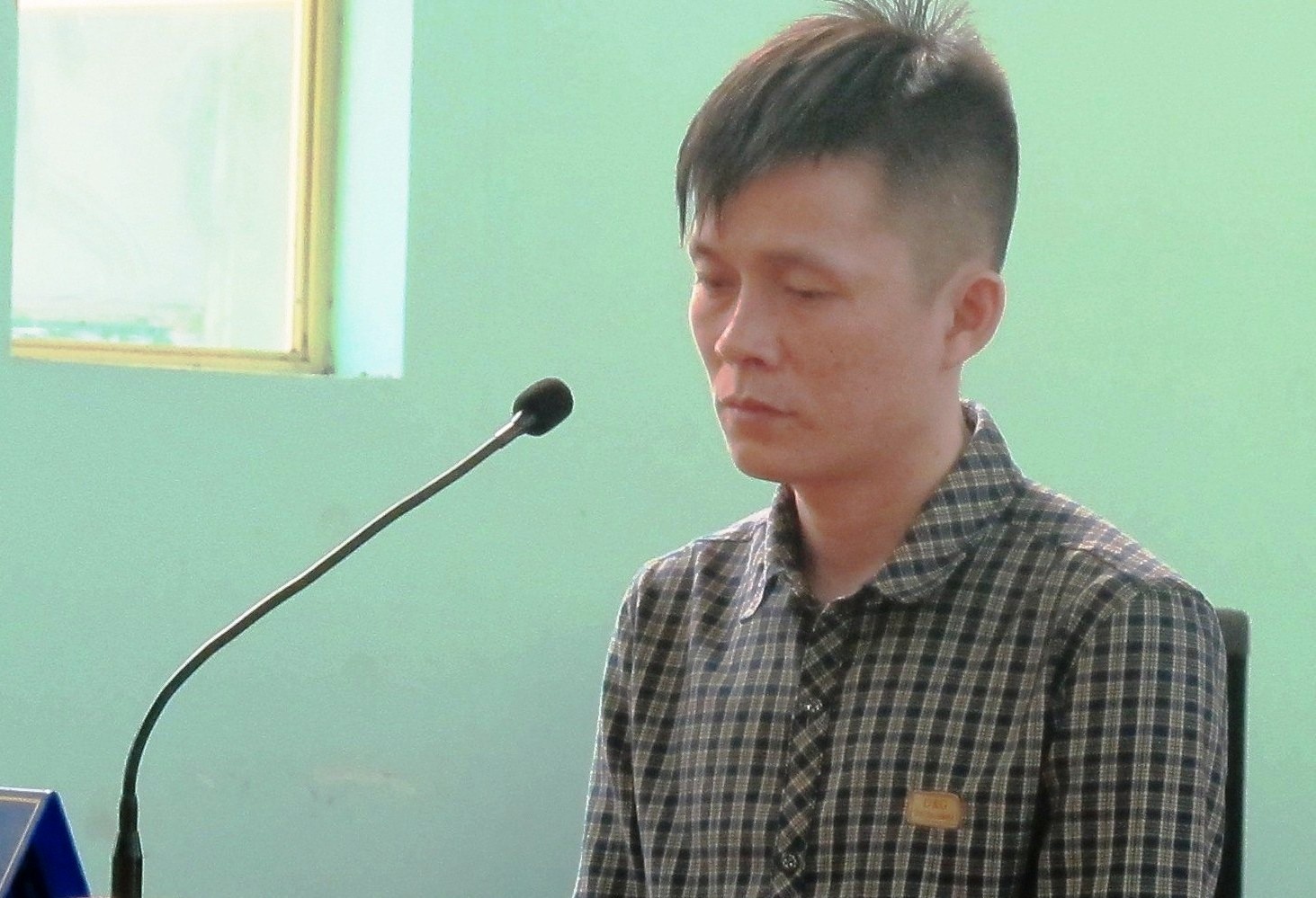 Dam dao vao nguc vo va con trai roi uong thuoc tu tu hinh anh