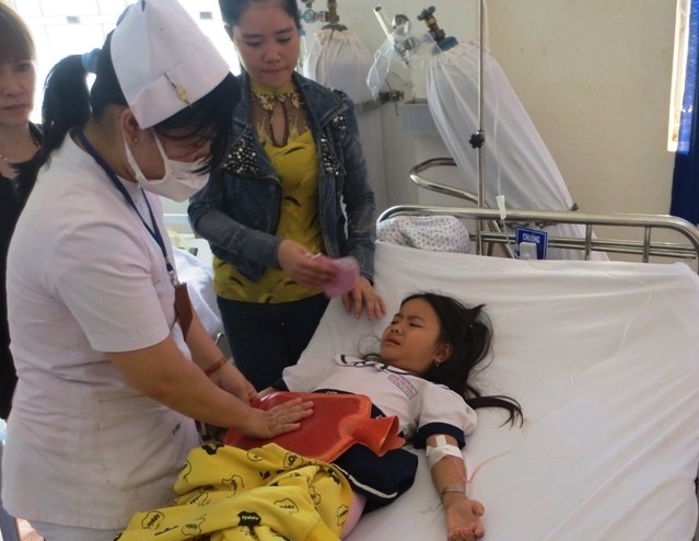 Hang loat hoc sinh non oi sau khi an sua chua mien phi hinh anh