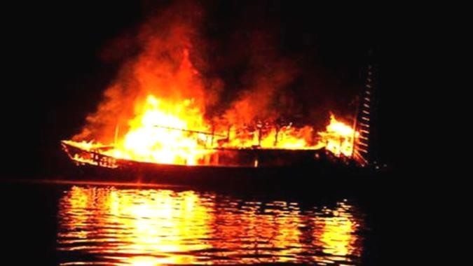 Hai tau danh ca tien ty bi thieu rui trong dem hinh anh