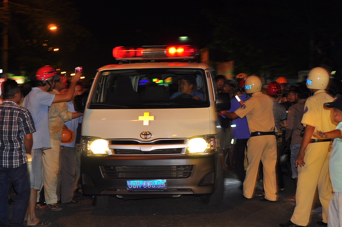 Thanh nien co thu trong ngan hang tu dam vat nhon vao bung hinh anh