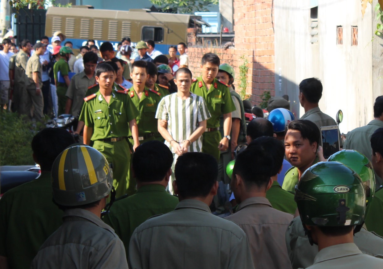 Nguoi cha bat khoc khi thuc nghiem lai hanh vi giet con hinh anh