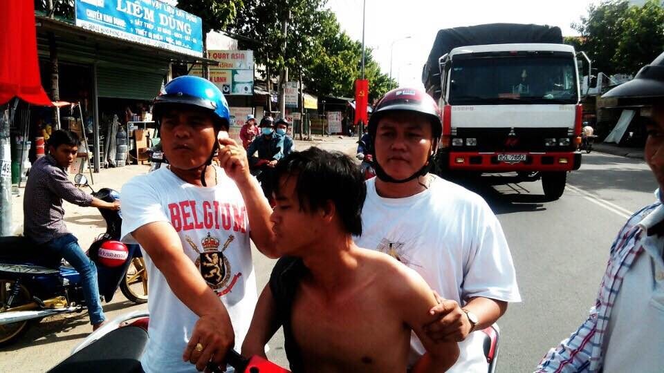 Ke trom hang loat xe may bi nhom 'hiep si' vay bat tren pho hinh anh