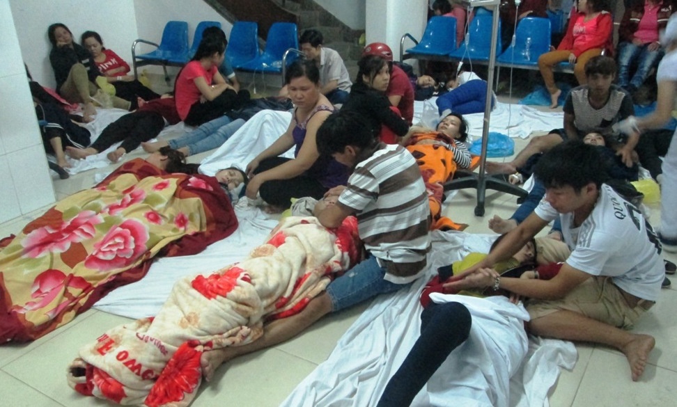 Hang chuc cong nhan cap cuu sau khi an bun bo hinh anh