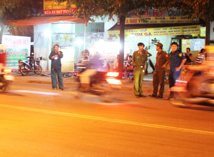 Doi them tien sua xe, 2 thanh nien bi dam chet hinh anh