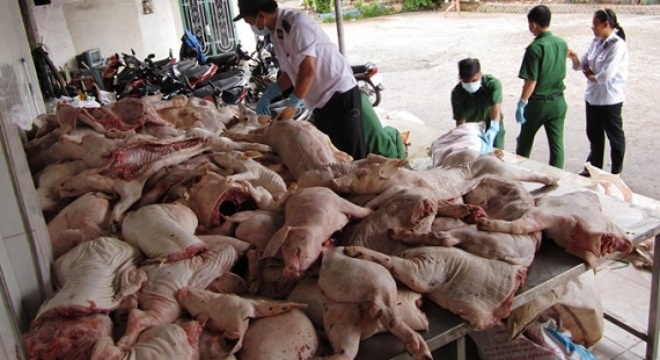 Hang tram kg thit heo khong ro nguon goc trong lo mo lau hinh anh