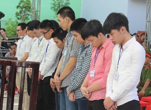 Nhom con do xong vao uy ban phuong chem nguoi linh an hinh anh