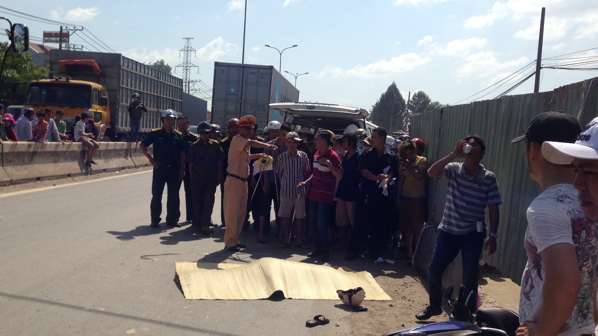 Tranh ‘lo cot’, hai ba chau bi xe container can tu vong hinh anh