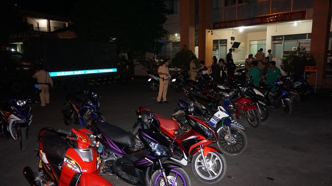 Hang chuc ‘quai xe’ chan duong, dua xe dem giao thua hinh anh