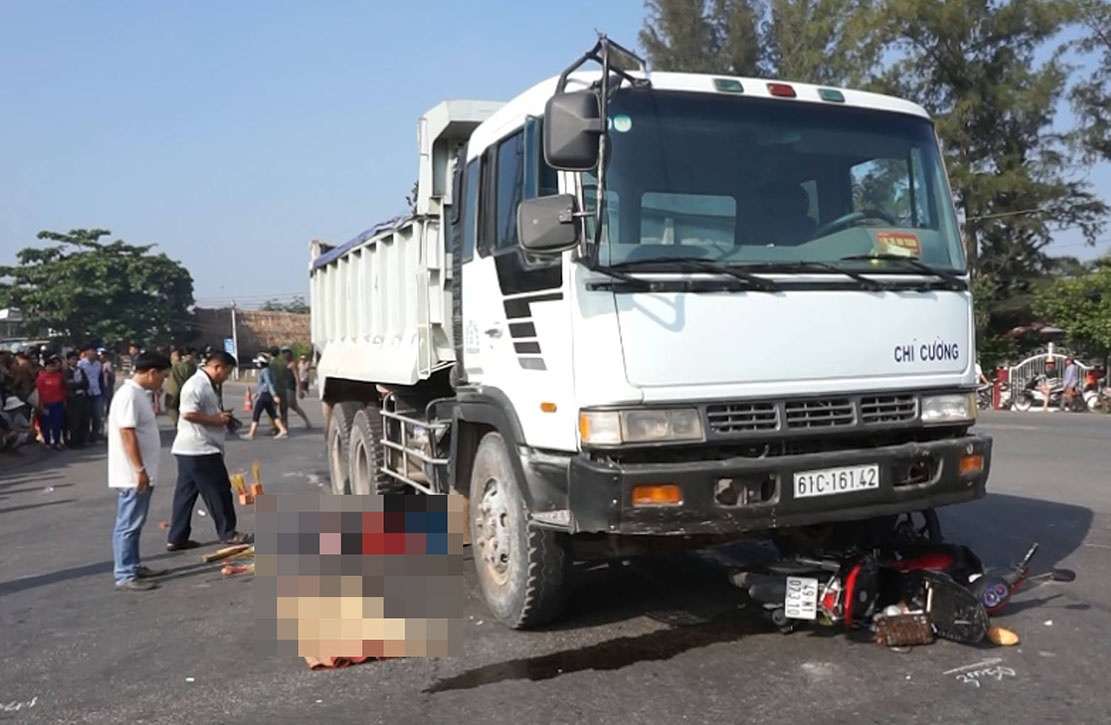 Ba tu vong, chau gay chan sau va cham voi xe tai hinh anh