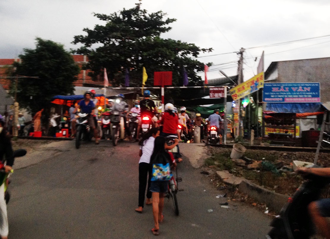 Bi tau can tu vong khi co vuot qua duong sat hinh anh