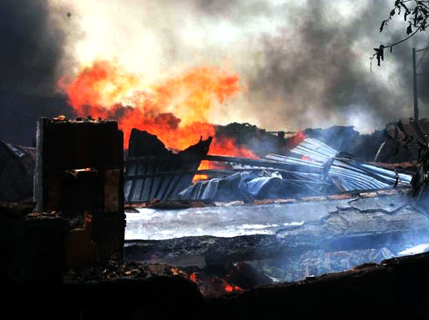 100 canh sat chua chay xuong go giua trua hinh anh