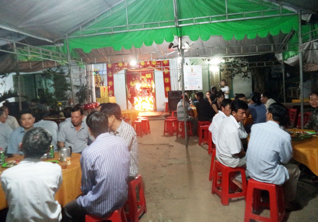 Chong dam vo guc trong phong ngu roi ra vuon treo co hinh anh