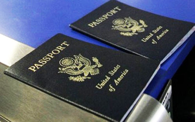 Phat nguoi Trung Quoc di may bay bang ho chieu nguoi khac hinh anh