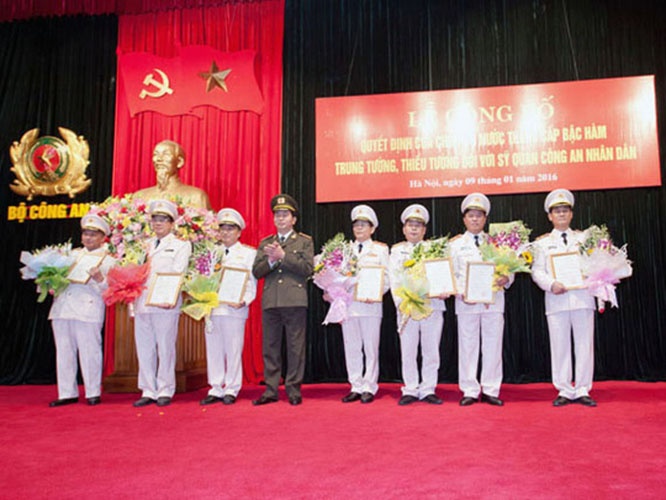 Thang ham cap tuong cho nhieu si quan cong an hinh anh