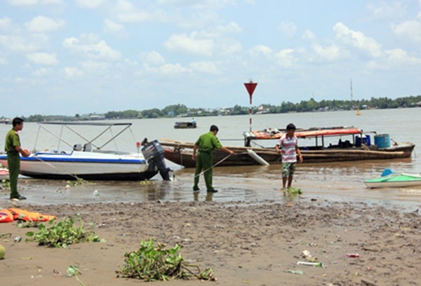 Phat hien thi the 3 thanh nien dat vao bo bien hinh anh