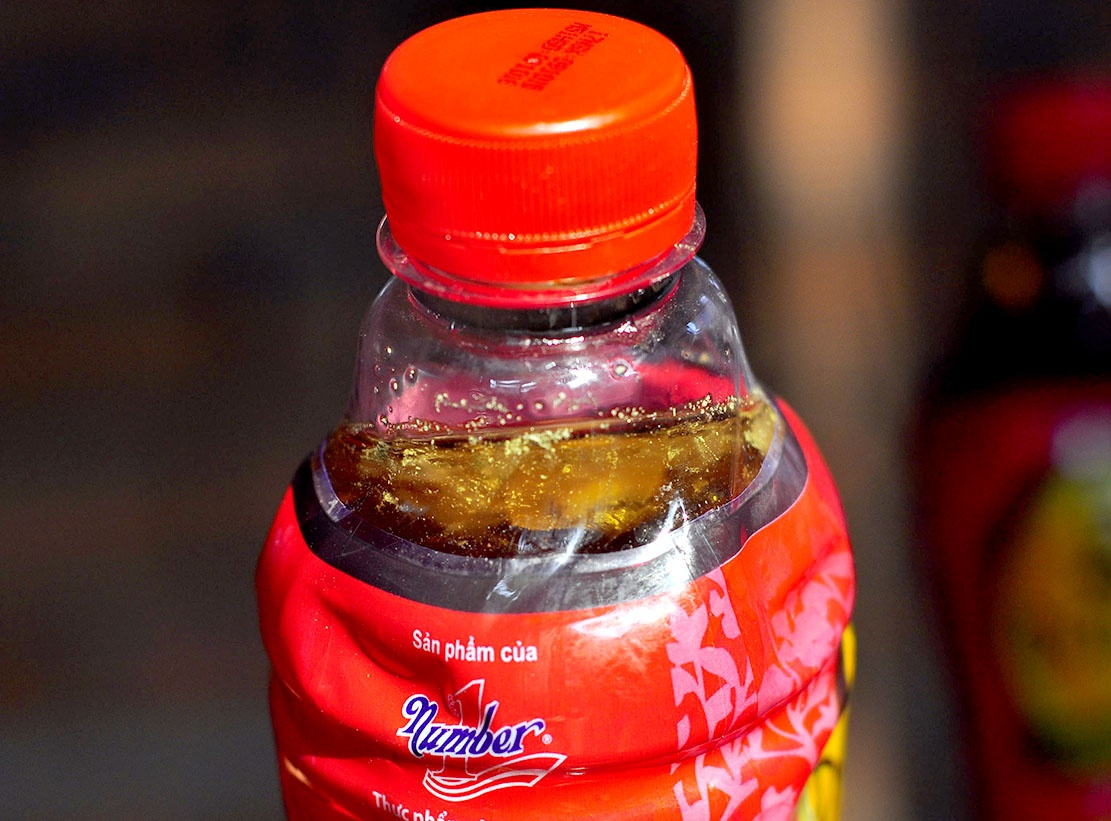 Chai tra thao moc Dr. Thanh co vat la ben trong hinh anh