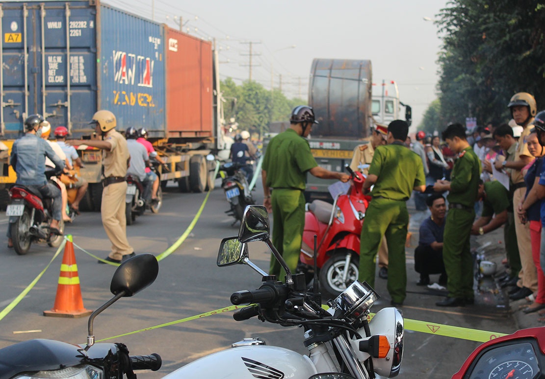 Chua kip dung day sau va cham, bi xe tai can tu vong hinh anh