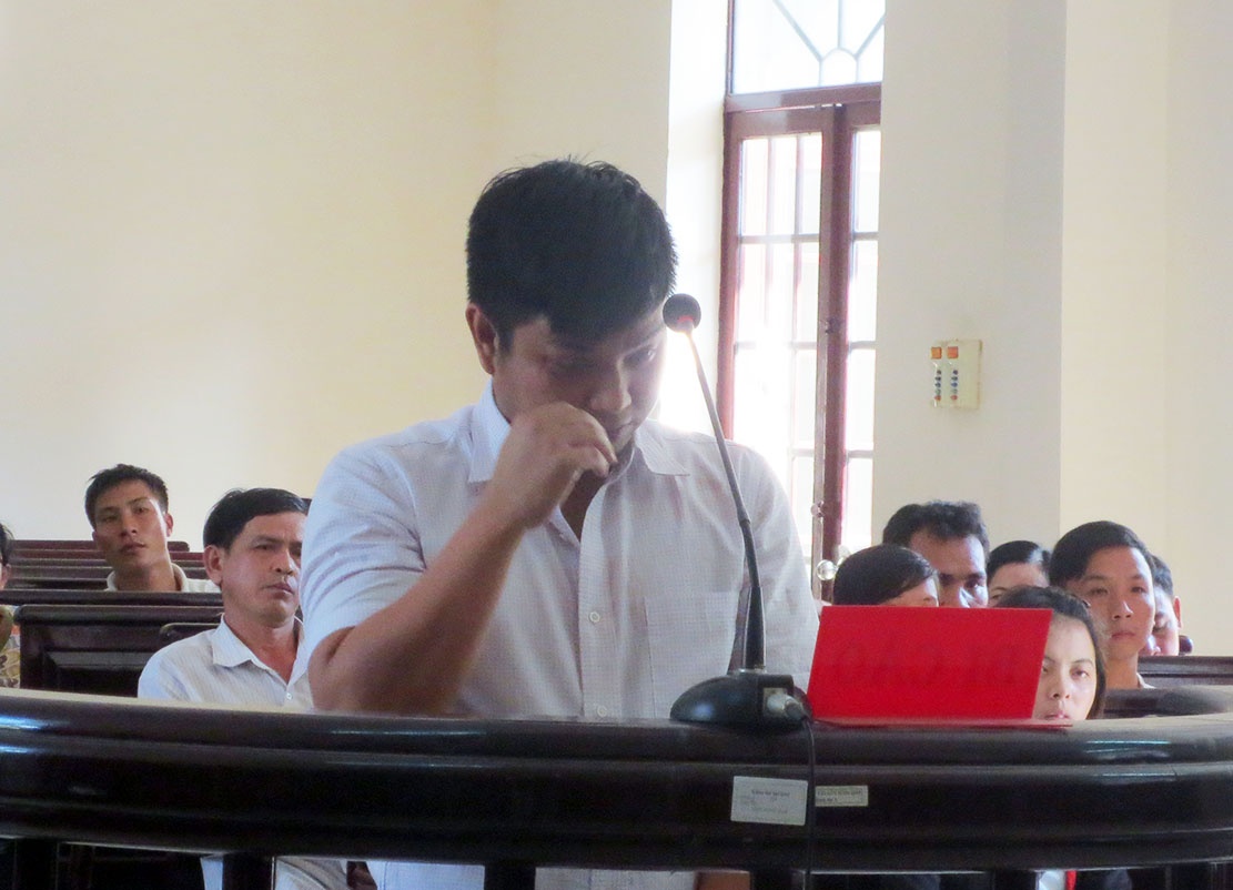 Thuong uy lai BMW tong 2 nguoi chet bat khoc tai toa hinh anh