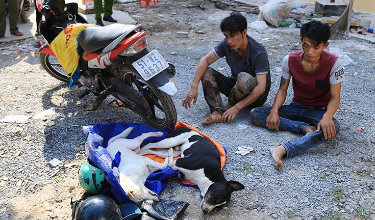 Hai thanh nien chay Exciter doa giet cong an hinh anh