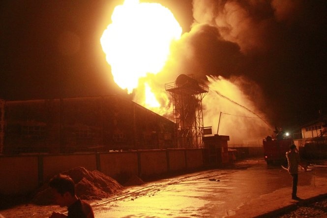 Kho son o Binh Duong chay no suot nhieu gio trong dem hinh anh