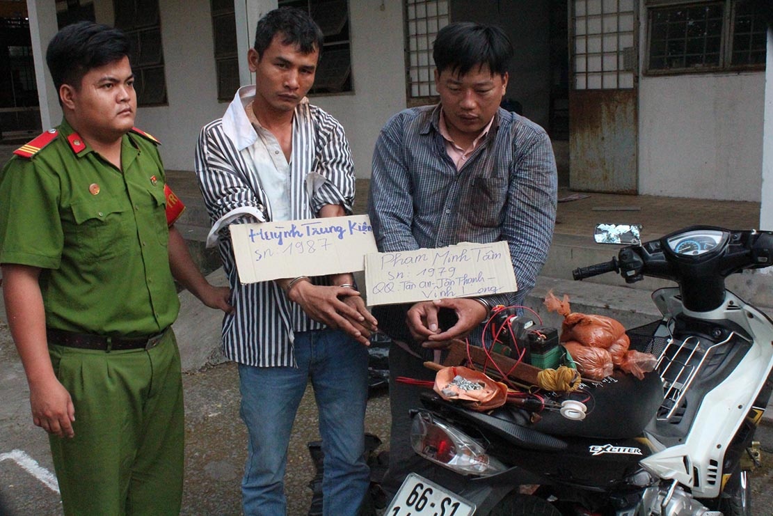 Cong an truy duoi gan 2 km khong che nguoi di trom cho hinh anh