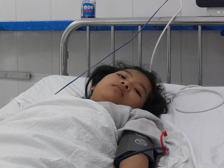 Nu sinh bi xo xuong duong khi xe buyt dang chay hinh anh