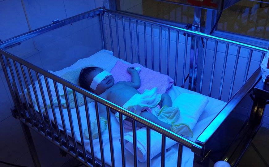 Me can dut ngon tay con gai 2 ngay tuoi hinh anh