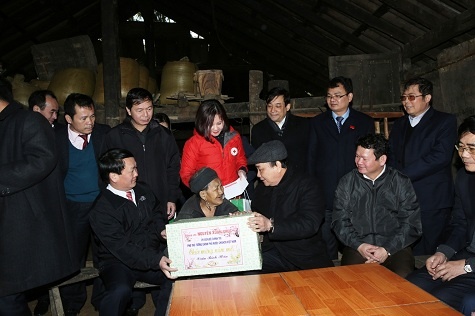 Pho thu tuong Nguyen Xuan Phuc tham dong bao vung ret ky luc hinh anh