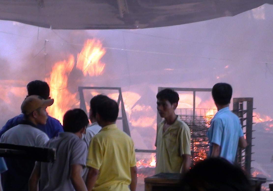 Xuong go hang nghin m2 boc chay du doi hinh anh