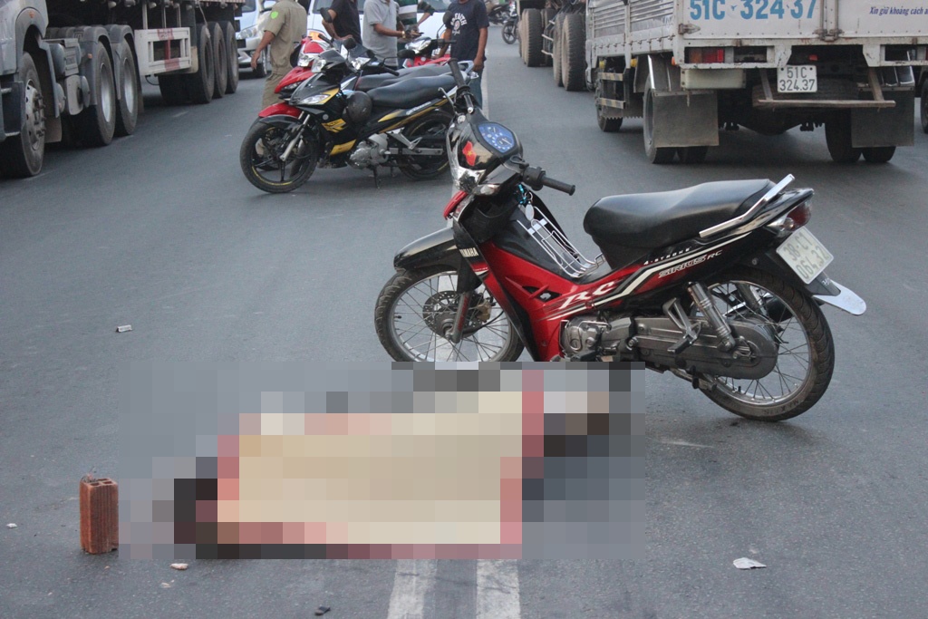 Nga xuong duong, nguoi dan ong bi xe container can tu vong hinh anh