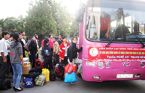 Tang 10.000 ve xe cho cong nhan ngheo ve que don Tet hinh anh