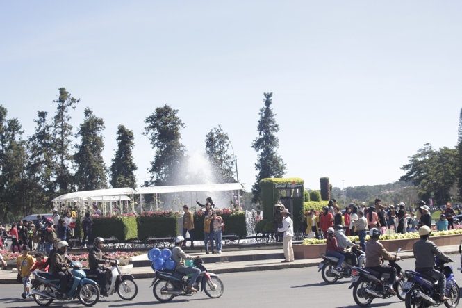 Du khach un un do ve Da Lat an Tet hinh anh