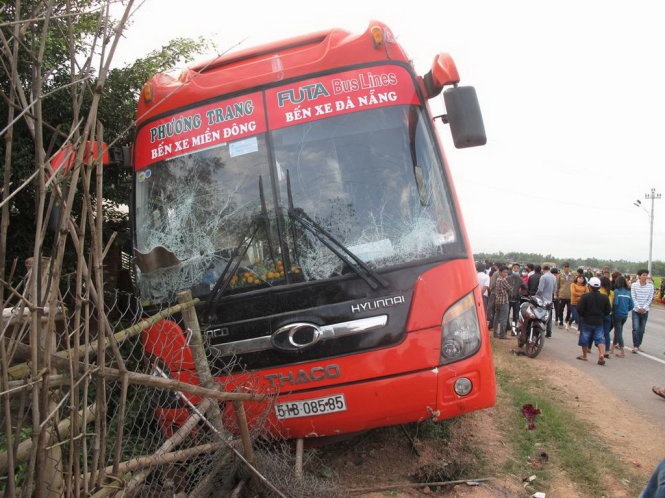 Xe khach Phuong Trang va cham xe may, hai nguoi chet hinh anh