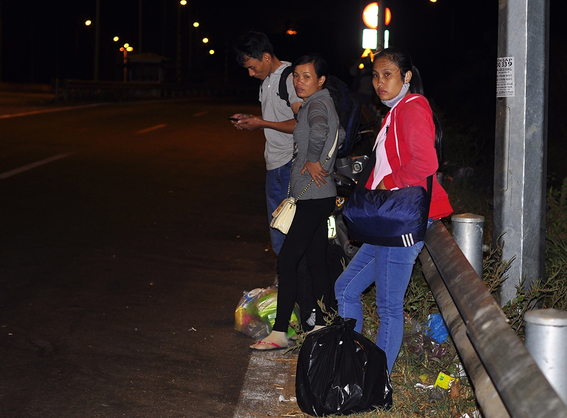 Hanh khach bi nha xe bo roi tren quoc lo giua khuya hinh anh