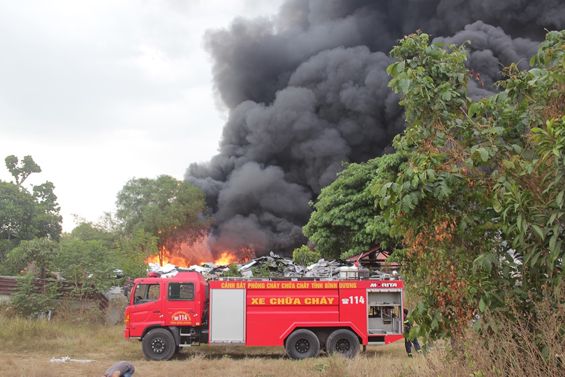 Hang chuc canh sat dap dam chay kho phe lieu hinh anh