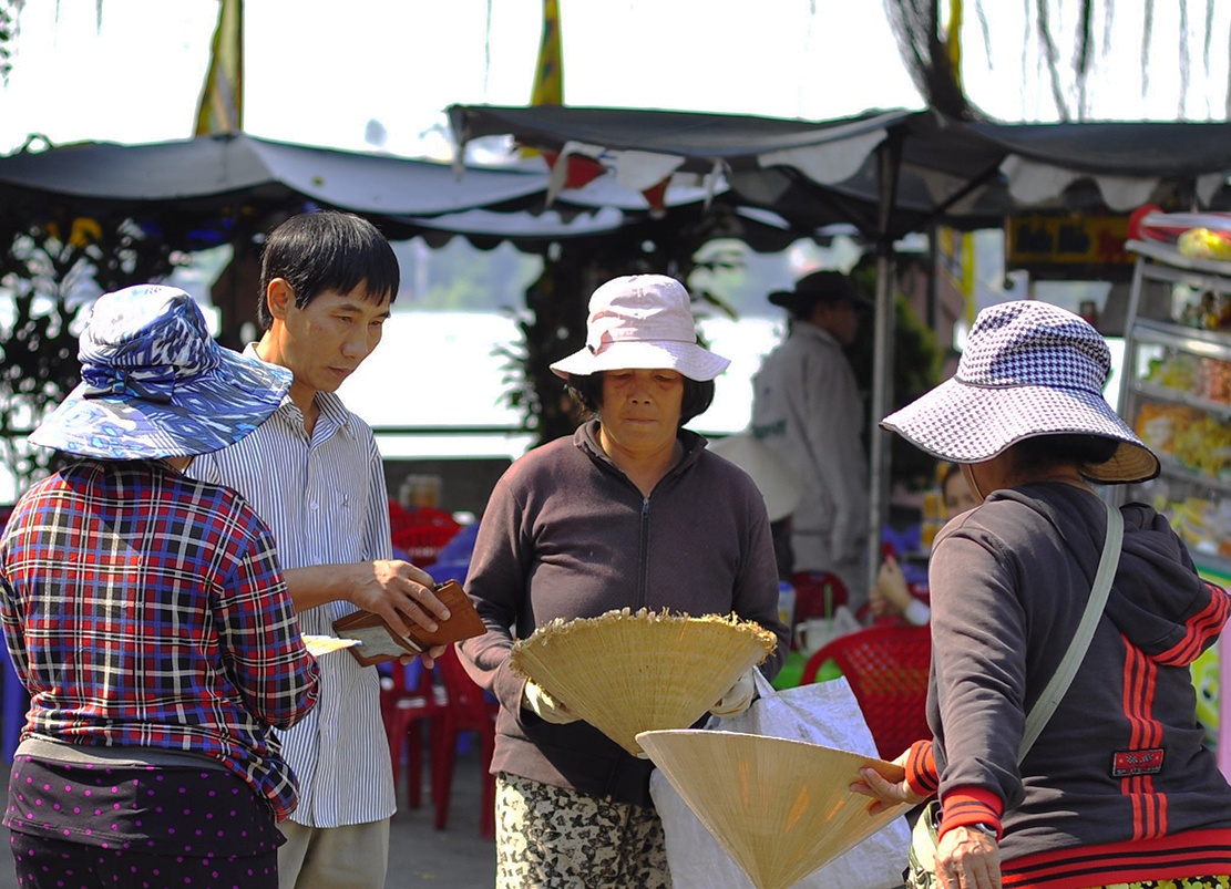 Khach hanh huong bi nguoi an xin bao vay khi ra cong chua hinh anh