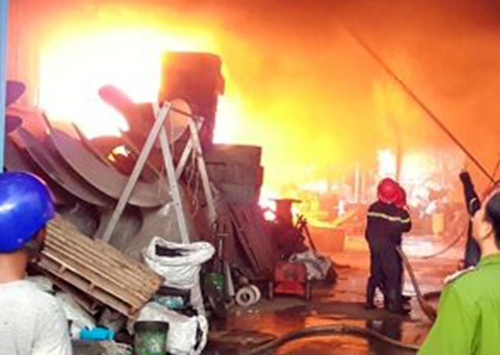 Lua bao trum, thieu rui 4 kho hang lien ke o Kien Giang hinh anh