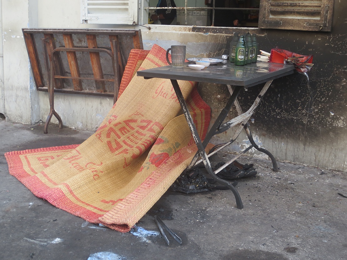 Uong bia mot minh roi tuoi xang len nguoi tu thieu hinh anh