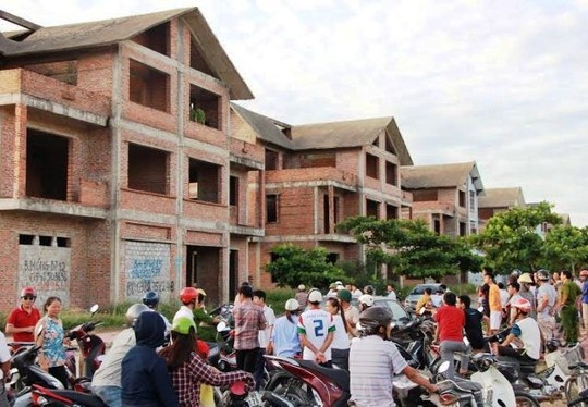 Thung giay chua xuong nguoi tren tran nha hinh anh