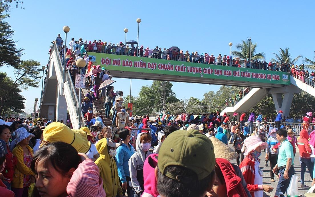 Hang nghin cong nhan dinh cong, quoc lo tac nghen hinh anh