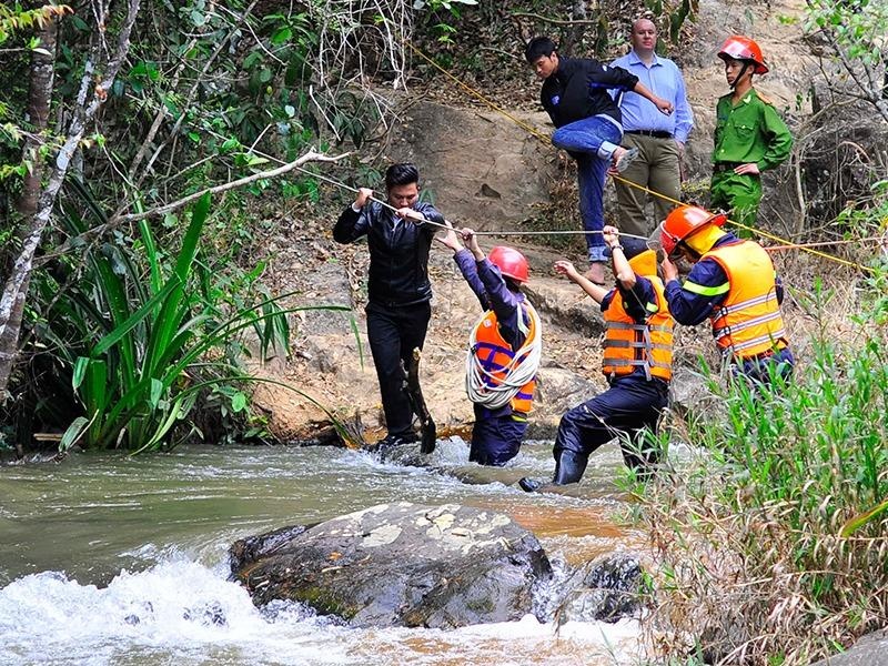Dai su Anh thi sat hien truong vu 3 du khach tu nan hinh anh
