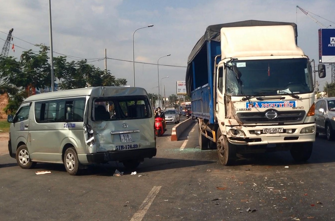 Oto tai tong xe khach cho 10 nguoi di du lich hinh anh