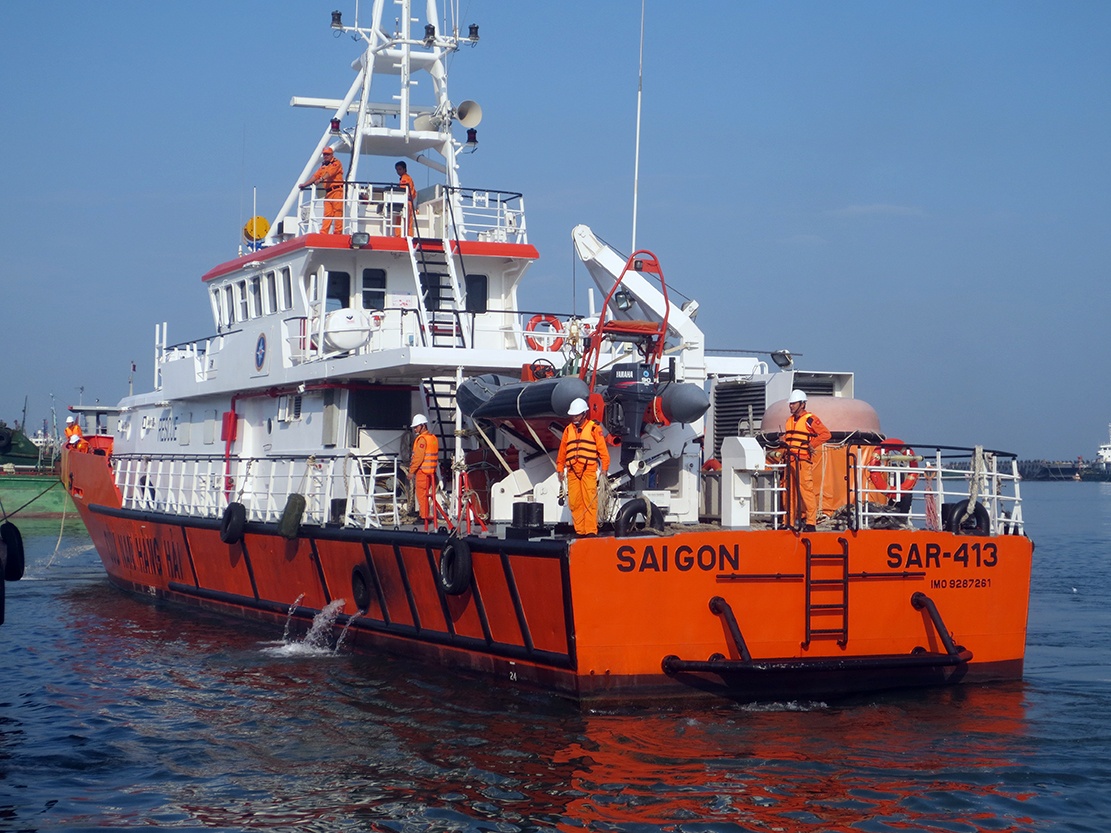 Tau chim tren bien, 10 thuyen vien phat tin hieu cau cuu hinh anh