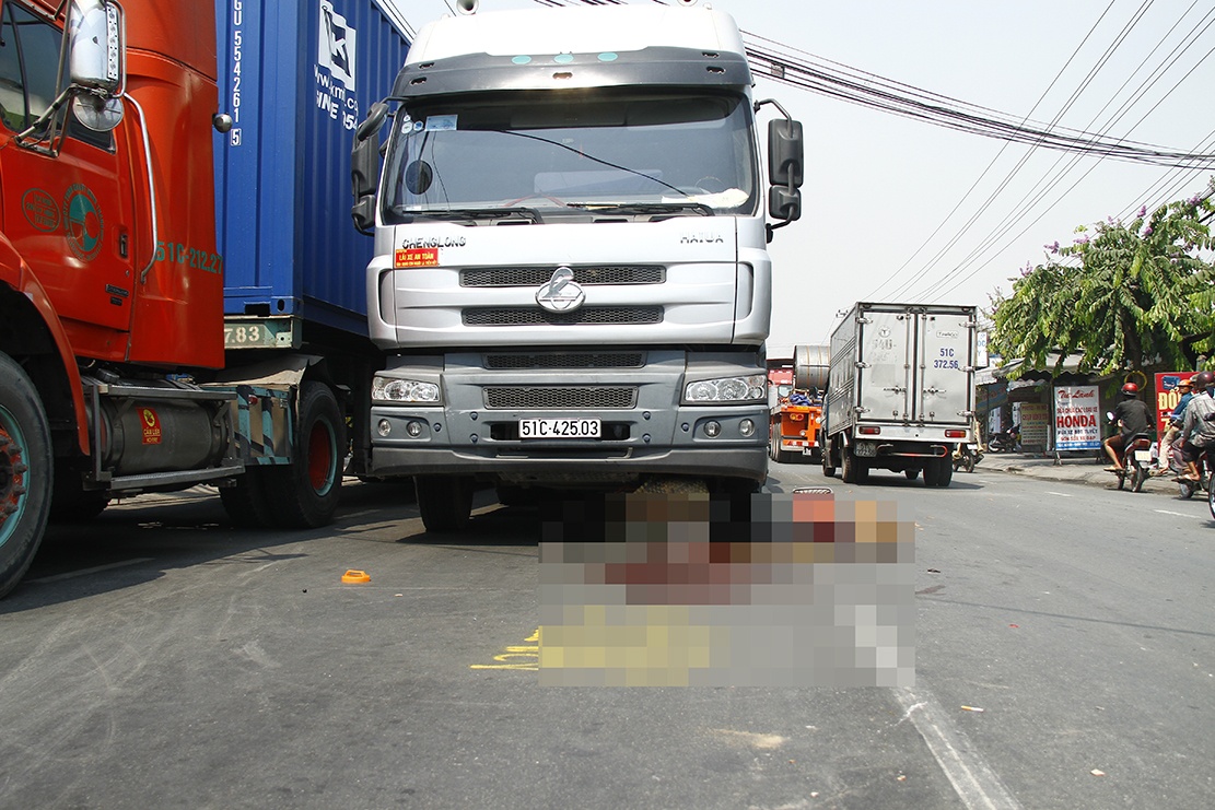 Oto container can chet nguoi phu nu dat xe dap sang duong hinh anh